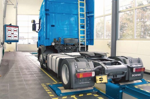 Prüfung Bremensen eines blauen LKWs auf Bremensprüfstand Schäflein Truck Service
